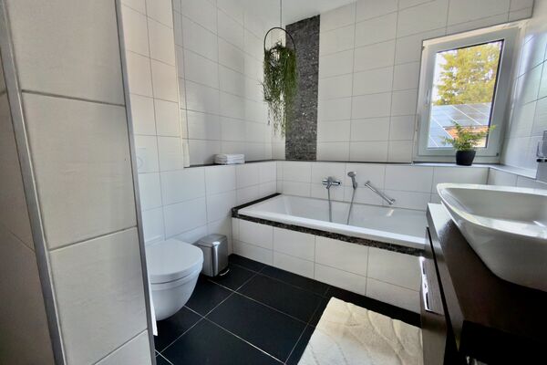 Modernes Badezimmer mit Dusche