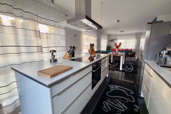 Voll ausgestattete Küche mit Kaffeevollautomat