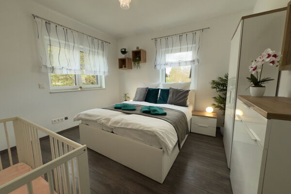 Schlafzimmer mit Doppelbett in der Ferienwohnung Bad Aibling