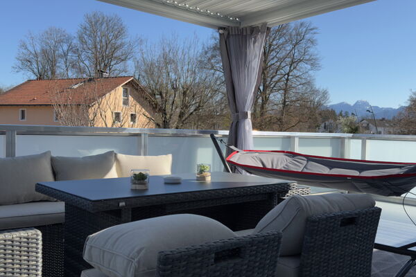 Großzügige Südterrasse der Ferienwohnung Thermenblick mit Blick auf die Berge