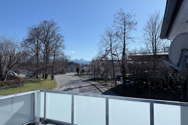 Terrasse mit Gartenmöbeln und Sonnenliegen