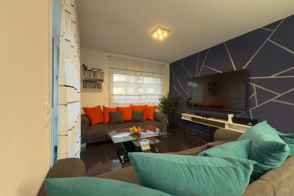 Wohnbereich mit Blick auf die Terrasse